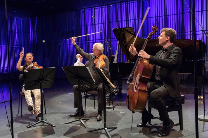 Lokatónninn sleginn. Sayaka Shoji á fiðlu, Julien Quentin á píanó,  Lars Anders Tomter á víólu og István Várdai á selló.