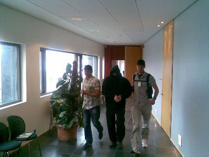 Háskólakennarinn leiddur burt eftir dómsuppsögu í síðustu viku.