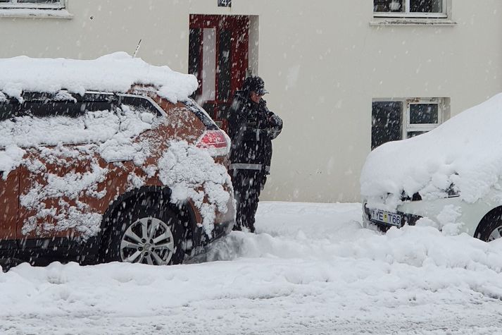 Stöðumælavörður við vinnu við Hallveigarstíg í miðborg Reykjavíkur um hádegisbil í gær.