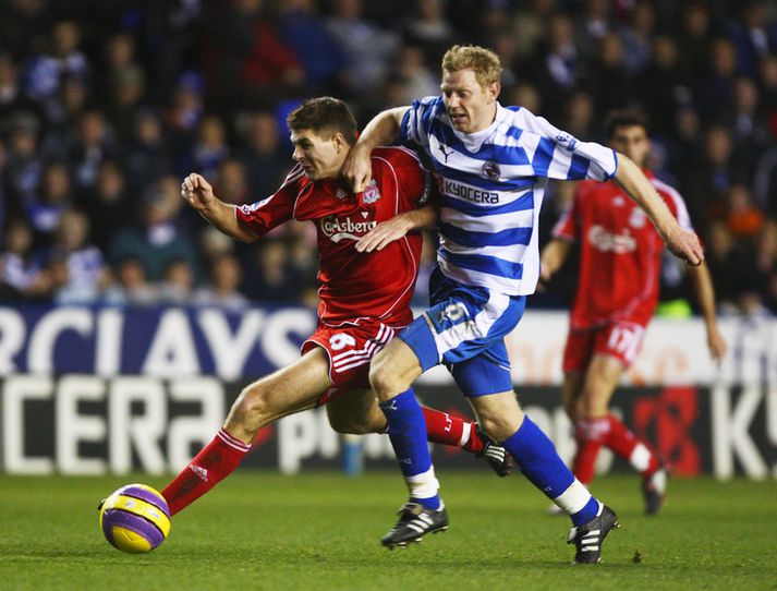Brynjar Björn í baráttu við Steven Gerrard í ensku úrvalsdeildinni.