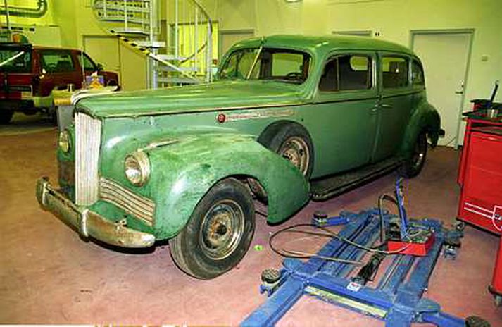 Packard-bifreið Sveins Björnssonar eins og hún leit út áður en Sævar Pétursson bifreiðasmíðameistari hóf andlitslyftingu hennar.