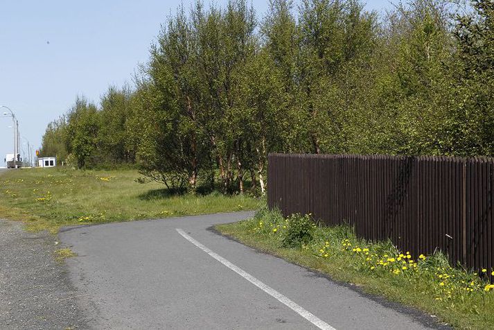 Þessi göngustígur er við leikskólann Steinahlíð við Suðurlandsbraut. Beygjan er kröpp og ekki sést fyrir hornið.