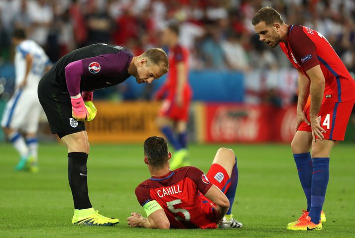 Joe Hart athugar með stöðuna á Gary Cahill sem varð fyrir meiðslum í leiknum en hélt áfram.