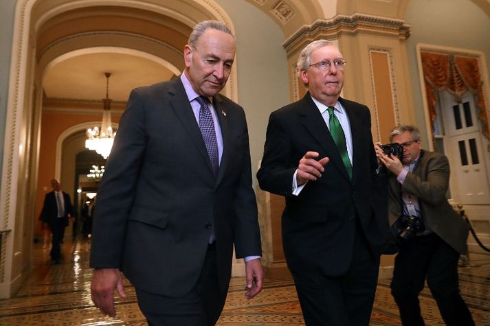 Schumer (t.v.) og McConnell (t.h.) lýsa samkomulaginu sem vísi að þverpólitískri samstöðu sem hefur verið af skornum skammti á Bandaríkjaþingi síðustu árin.