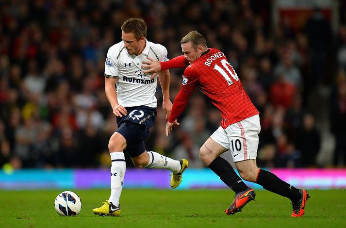 Gylfi Þór Sigurðsson í baráttu við Wayne Rooney.nordicphotos/getty