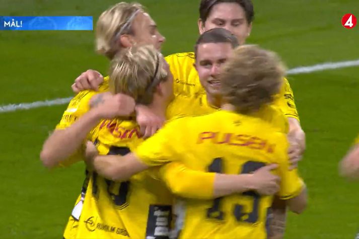 Júlíus Magnússon fékk faðmlög eftir markið sitt í kvöld.
