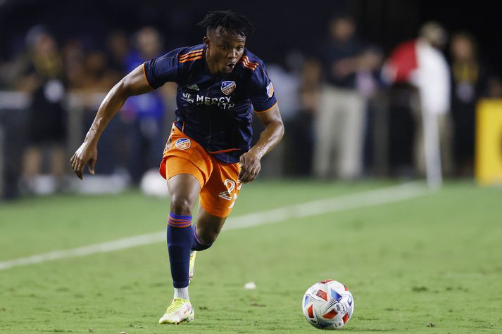 Isaac Atanga á ferðinni með boltann þegar hann lék með bandaríska félaginu FC Cincinnati.