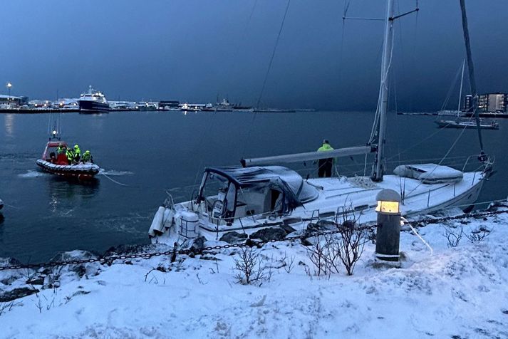 Björgunarbáturinn Fiskaklettur dró skútuna svo að bryggju.