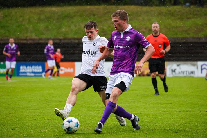 Kjartan Kári Halldórsson í baráttu við Ástbjörn Þórðarson í leik FH og KR í Kaplakrika í gær.