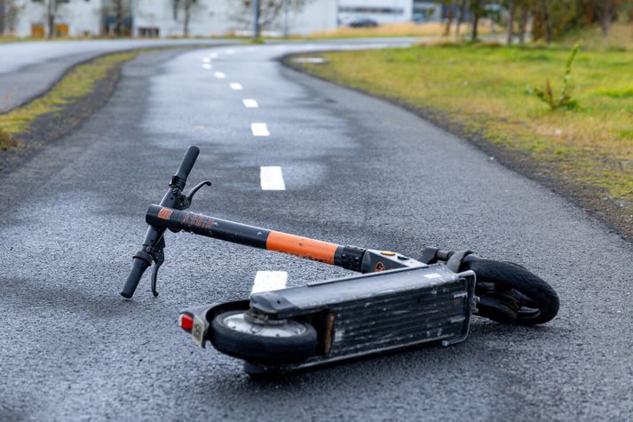 Lögreglan hafði hendur í hári manns sem var með nokkuð magn fíkniefna á sér. Hann hafði reynt að flýja á hlaupahjóli en á endanum losað sig við hlaupahjólið og hlaupið á tveimur jafnfljótum.