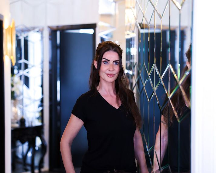 Hreyfing, hollt mataræði og regluleg verkjastillandi og bólgueyðandi meðferð hjá The House of Beauty hjálpuðu Kolbrúnu Róbertsdóttur að halda einkennum vefjagigtar niðri. „Verkjalaus til margra ára, Það að klippa á vítahringinn breytti öllu.“