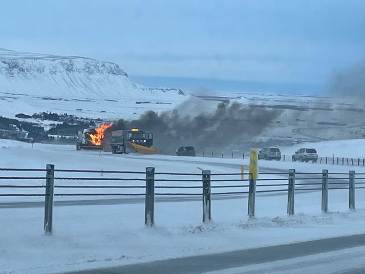 Snjóruðningstækið var á leiðinni upp Kambana.