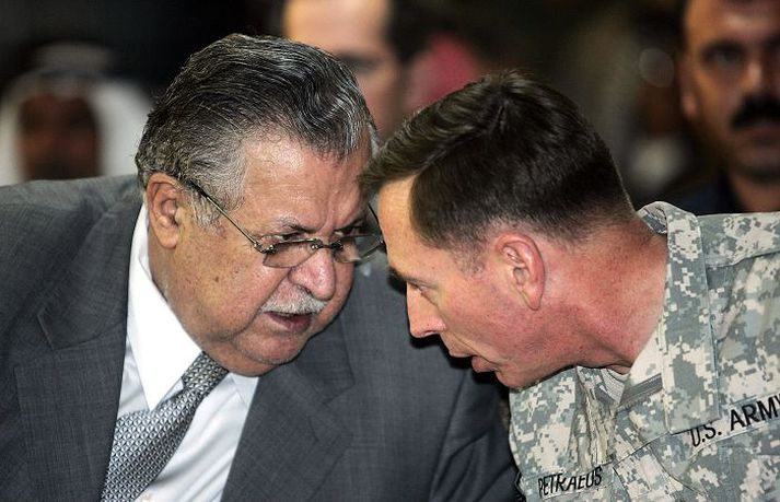 JAlal Talabani og David Petraeus Forseti Íraks ásamt þáverandi yfirmanni bandaríska herliðsins á fundi í Bagdad árið 2010. nordicphotos/AFP