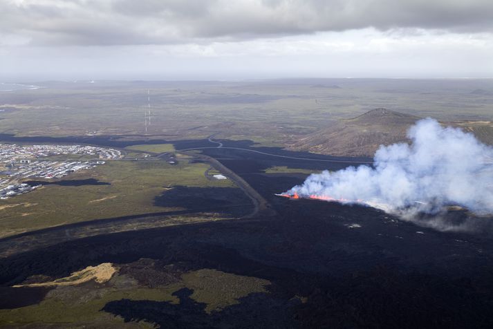 Gossprungan hefur jafnt og þétt haldið áfram að lengjast og hefur síðan þessi mynd var tekin í morgun teygt sig inn fyrir varnargarðana og nær Grindavík.