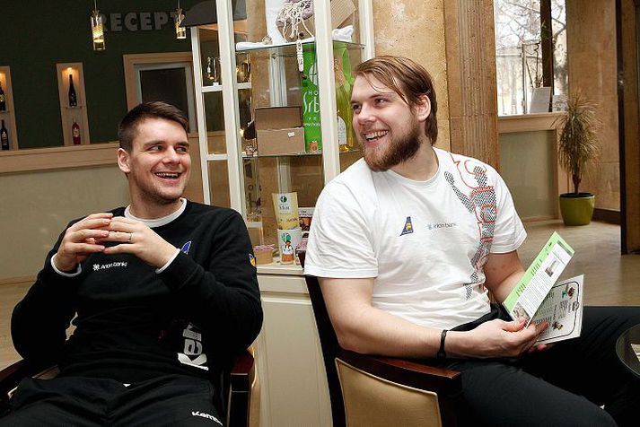Arnór Atlason og Kári Kristjánsson grínast á hótelinu í gær. 