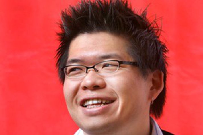 Meðstofnandi YouTube, Steven Chen, er 27 ára og var glaður við undirritun samningsins í gær upp á eitt hundrað milljarða íslenskra króna.