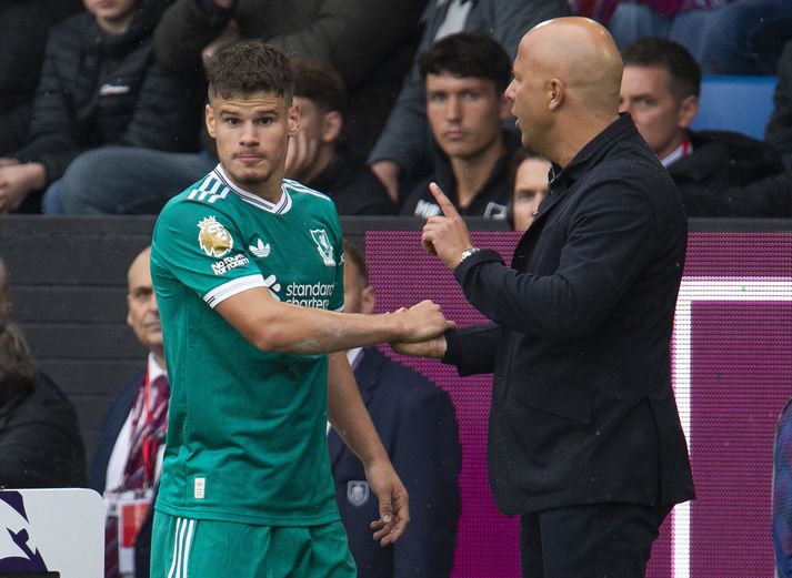 Arne Slot ásamt Milos Kerkez, einum af nýju leikmönnunum hjá Liverpool.