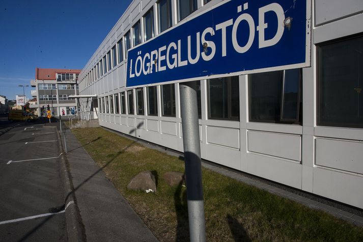 Sautján ára ökumaður var stöðvaður af lögreglu á Reykjanesbraut rétt fyrir klukkan þrjú í nótt eftir mikla eftirför. 