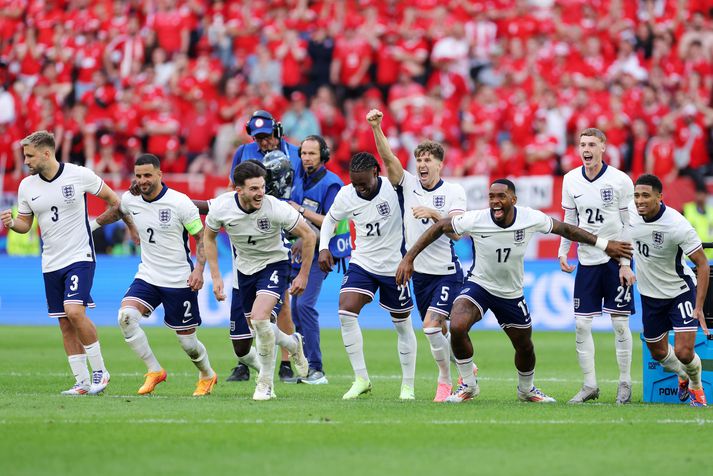 Ensku landsliðsmennirnir fagna eftir að Trent Alexander-Arnold hafði skorað úr síðustu vítaspyrnunni og tryggt Englandi sæti í undanúrslitum EM.