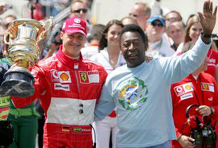 Schumacher tekur við viðurkenningu úr höndum knattspyrnugoðsins Pele um helgina