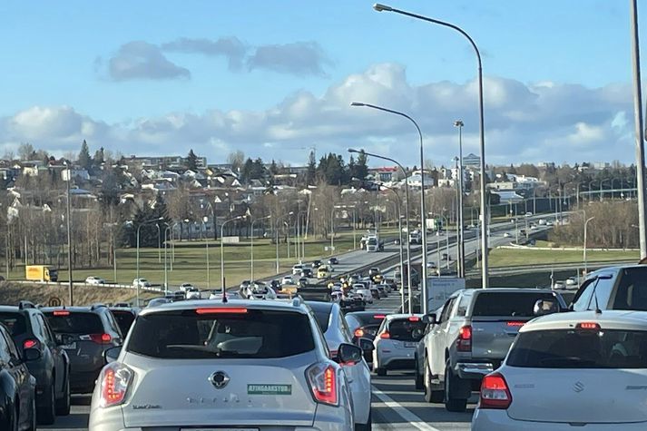 Eins og sjá má á myndinni voru sjúkrabílar og lögregla á vettvangi.