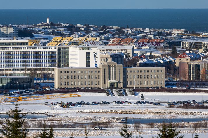 Á myndinni sést skeifan, næst háskólanum, en þar hefur verið innheimt gjald fyrir bílastæði. Malarplanið, sem stendur fjær, hefur hins vegar staðið endurgjaldslaust til afnota.