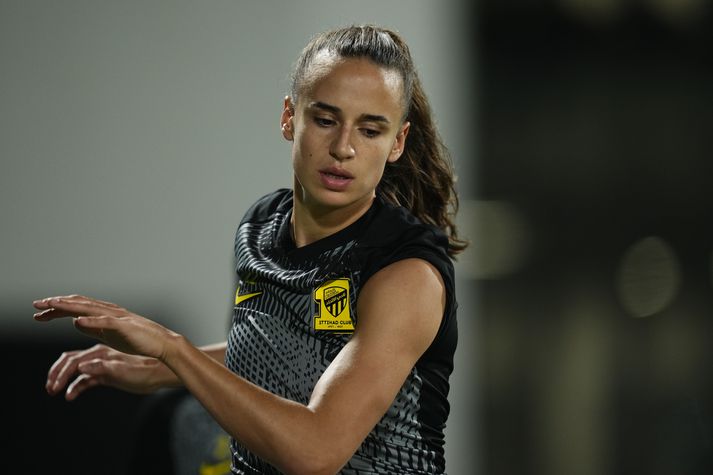 Ashleigh Plumptre kann vel við sig hjá Al Ittihad og hefur framlengt samning sinn.
