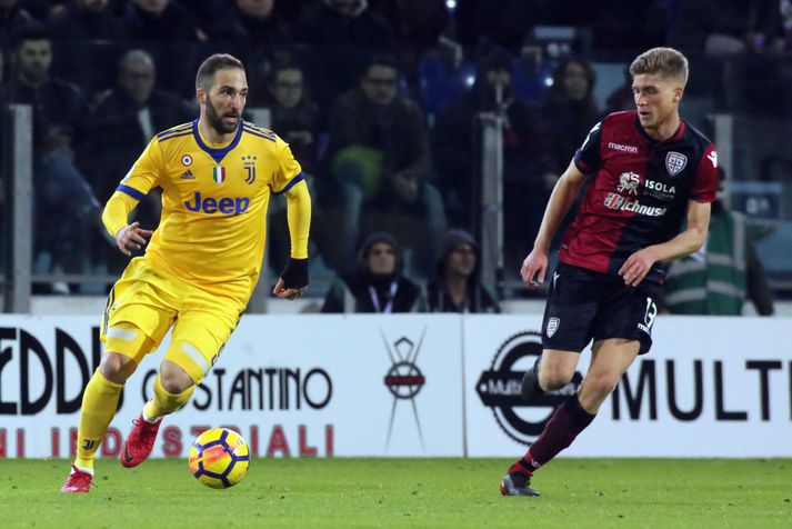 Higuain í leiknum í kvöld en Cagliari náði að loka á hann.