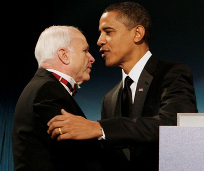 Obama sótti í gærkvöldi kvöldverð með fyrrverandi keppinaut sínum repúblíkananaum John McCain.