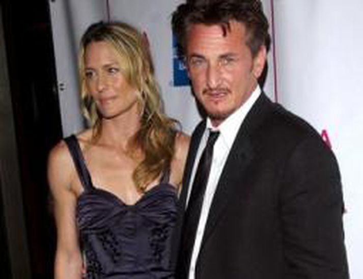 Robin Wright Penn ásamt manni sínum Sean Penn, en hún leikur hlutverk í myndinni.