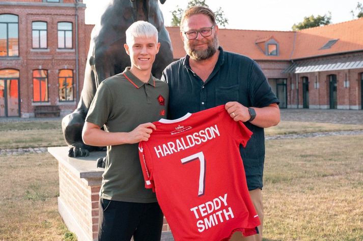 Magnús Agnar Margnússon með Hákoni Haraldssyni eftir að sá síðarnefndi skrifaði undir hjá Lille.