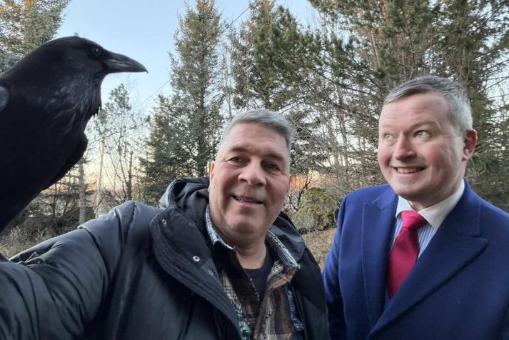 Það voru fagnaðarfundir þegar Jóhann fékk Dimmu aftur í hendurnar eftir að Einar Mikael hafði fundið hrafninn.