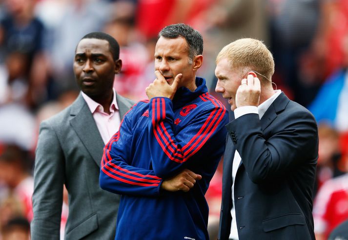 Paul Scholes ræðir málin við Ryan Giggs.