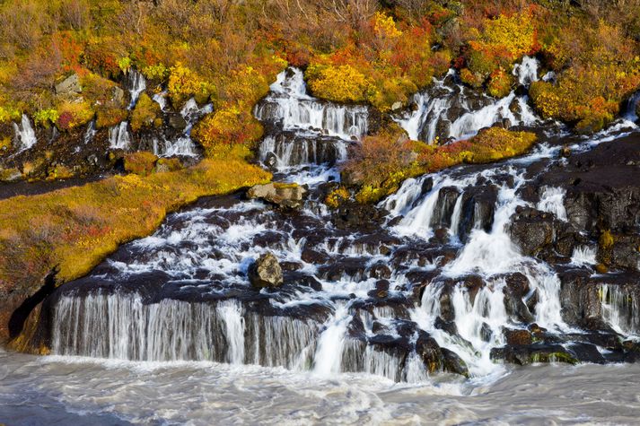 Til stóð að hefja gjaldtöku við Hraunfossa þann 1. júlí en henni var frestað. Hún hófst síðan í morgun. 