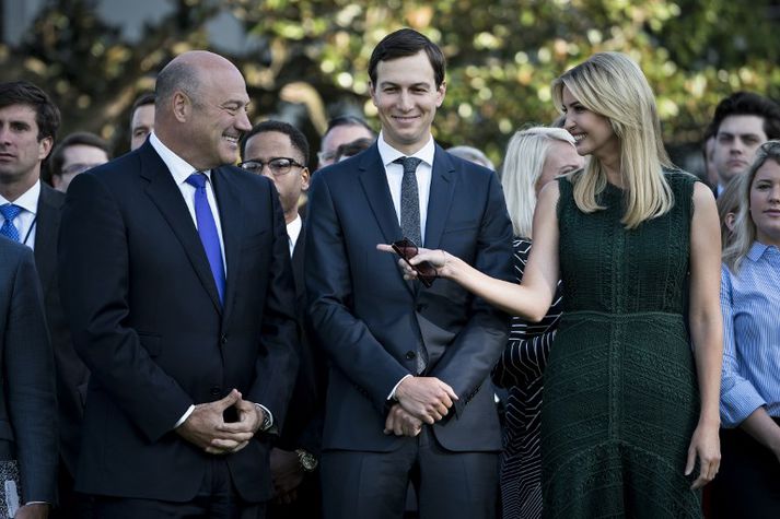 Hjónin Ivanka Trump og Jared Kushner með Gary Cohn, ráðgjafa forsetans. Öll hafa þau notað eigin tölvupóst í opinberum samskiptum.