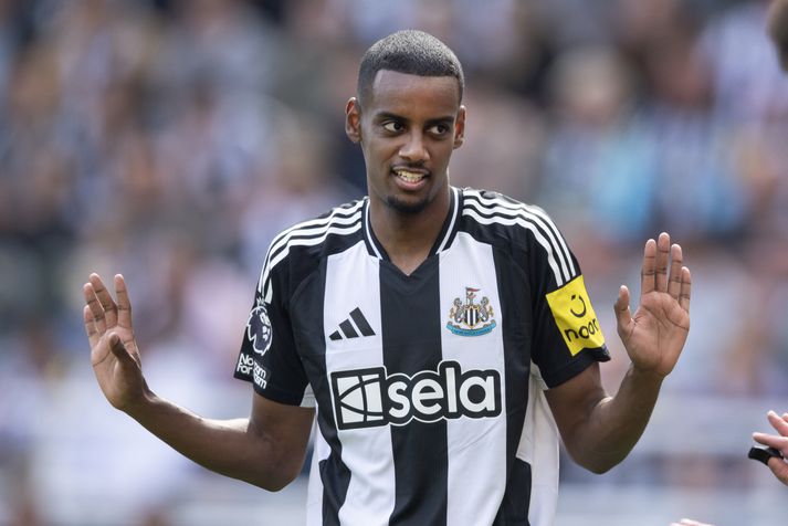 Alexander Isak í leik með Newcastle United en hann vill komast frá félaginu og helst til Liverpool.