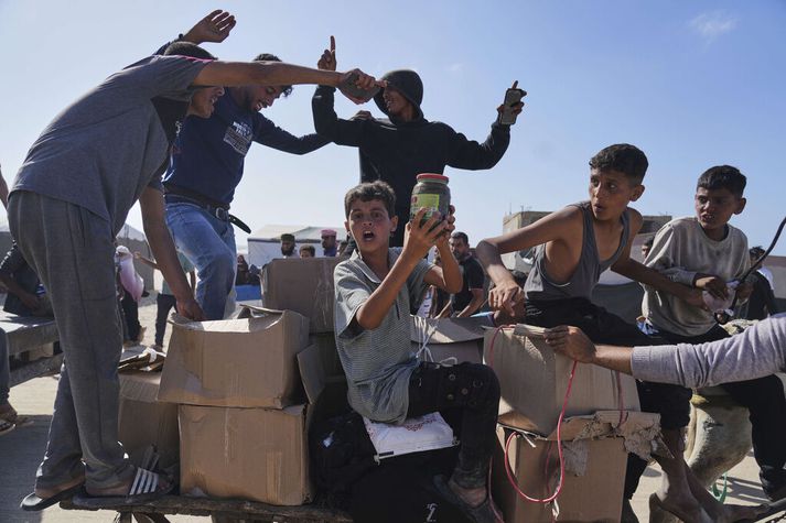 Palestínskir drengir með hjálpargögn sem dreift var á Gasa svæðinu af Gaza Humanitarian Foundation (GHF), sem eru einu samtökin sem Ísraelar hleypa inn á Gasa. 
