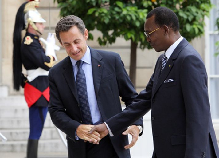 Nicolas Sarkozy, forseti Frakklands, tekur á móti Idriss Deby, forseta Chad.