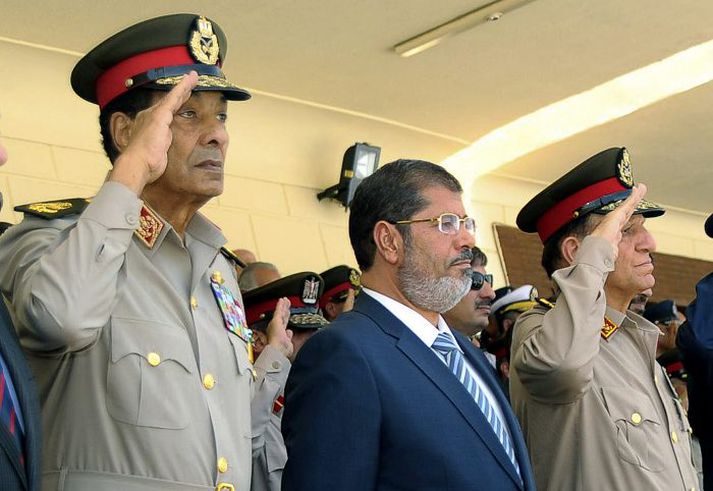 Óvissuástand Mohammed Morsi, forseti Egyptalands, sést hér ásamt tveimur meðlimum herforingjaráðsins í gær. Undir yfirborðinu krauma þó deilur. Fréttablaðið/AP