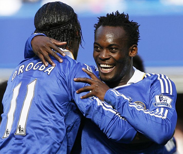 Michael Essien fagnar marki sínu í fyrri hálfleik á móti Man. City.
