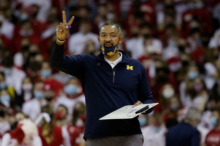 Juwan Howard mun ekki stýra Michigan í fleiri leikjum í deildarkeppninni á þessu tímabili.