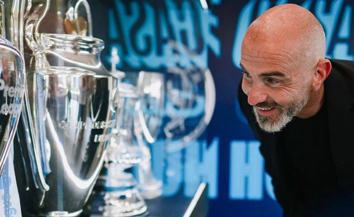 Enzo Maresca skoðar hér Meistaradeildarbikarinn í bikarskáp Manchester City.