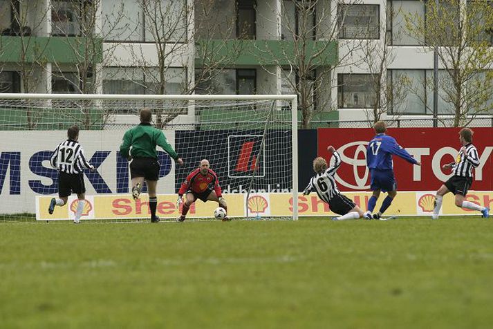 Atli Viðar Björnsson skorar hér eina markið í síðasta sérstaka opnnunarleik Landsbankadeildar karla sem var árið 2004.