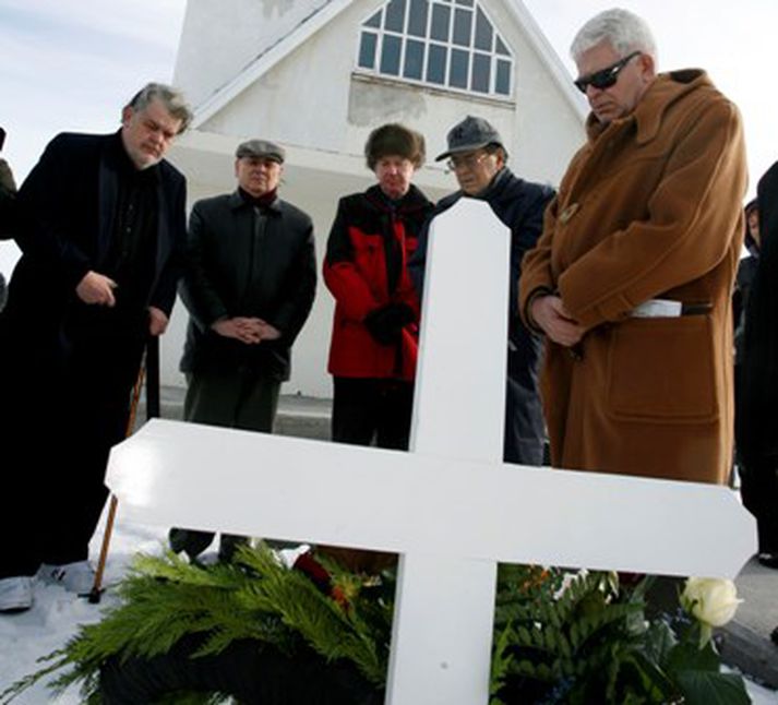 Aðstandendur og vinir Bobby Fischers við leiði hans í mars 2008. Lengst til hægri sést skákmeistarinn Boris Spassky. Mynd/Pjetur