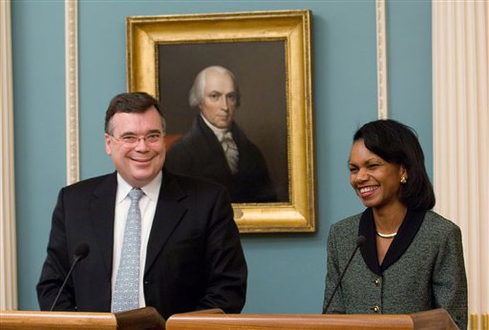 Geir H. Haarde forsætisráðherra og Condoleezza Rice, utanríkisráðherra Bandaríkjanna, á blaðamannafundi eftir undirskrifs samkomulags um varnarmál í gær.