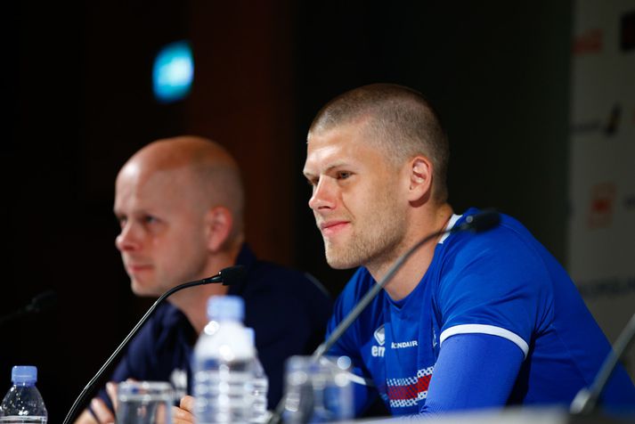Jói Berg á blaðamannafundinum ásamt Ómari Smárasyni, fjölmiðlafulltrúa KSÍ.