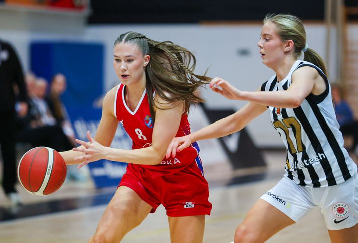 Tinna Guðrún Alexandersdóttir og Rebekka Rut Steingrímsdóttir í baráttunni í leiknum í kvöld. 