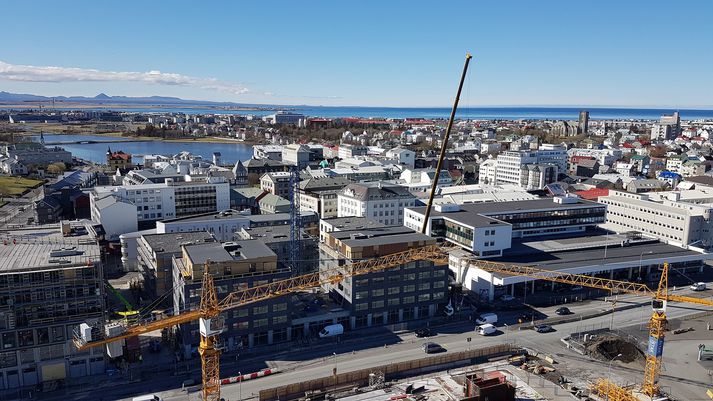 Miðbær Reykjavíkur á sjaldséðum góðviðrisdegi í maí.