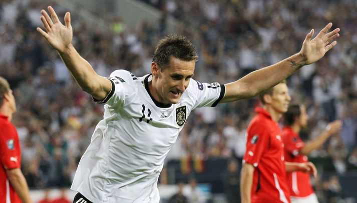 Miroslav Klose fagnar marki fyrir þýska landsliðið.