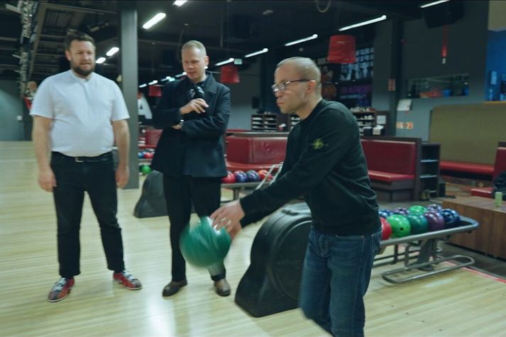 Nablinn lenti snemma í vandræðum því hann gleymdi keiluhanskanum heima.